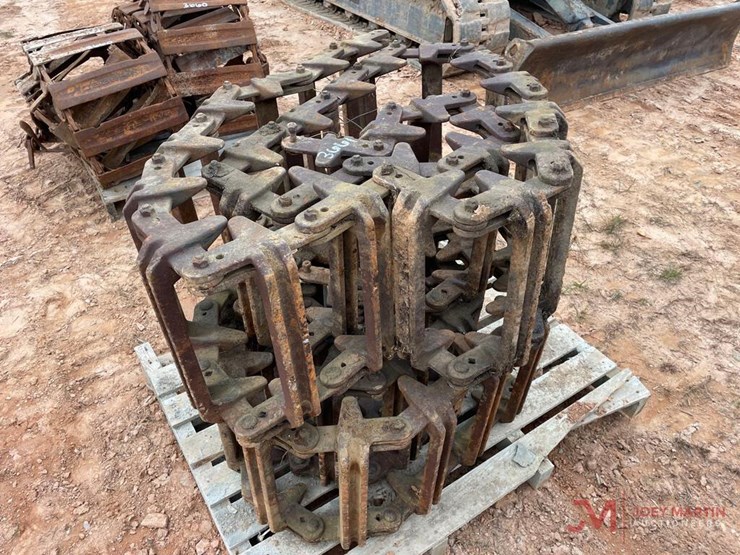 METAL SKID STEER LOADER TRACKS Lot 3661, HIGH COUNTRY HEAVY