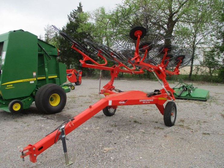 KUHN SR112 Lot 213, Farm and Light Construction Equipment Auction, 4