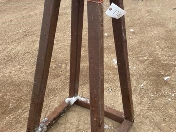 SPRAYER JACK STAND UNIVERSAL Lot 1730, McPhee Farms Blaine & Nancy