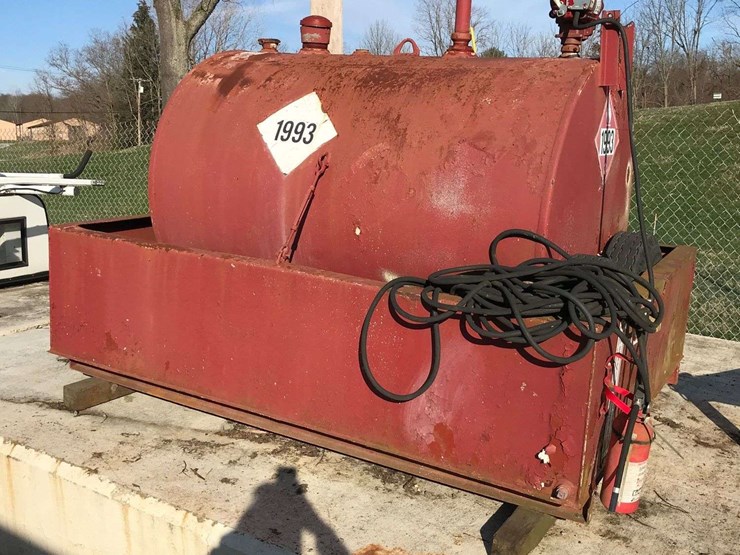 500 GALLON FUEL TANK WITH CONTAINMENT BERM AND FUEL PUMP Lot 23880