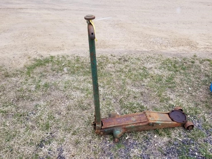 floor-jack-lot-1439-april-online-farm-consignment-4-28-2022-gavin
