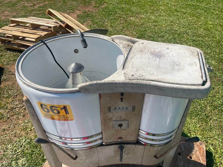 ANTIQUE EASY SPINNER WASHING MACHINE Lot 661, Equipment/Vehicles