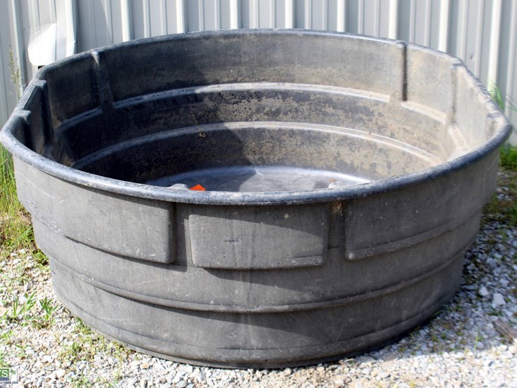 Rubbermaid 300 Gal. Water Trough Lot 246, ONLINE ABSOLUTE AUCTION