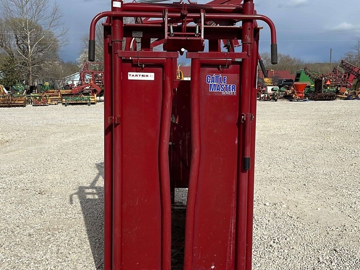 Tarter Cattle Squeeze Chute W head Gate Lot 222 Spring Online 