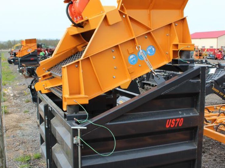 Paladin heavy duty topsoil/gravel 7' vibrating screener Lot 335, May