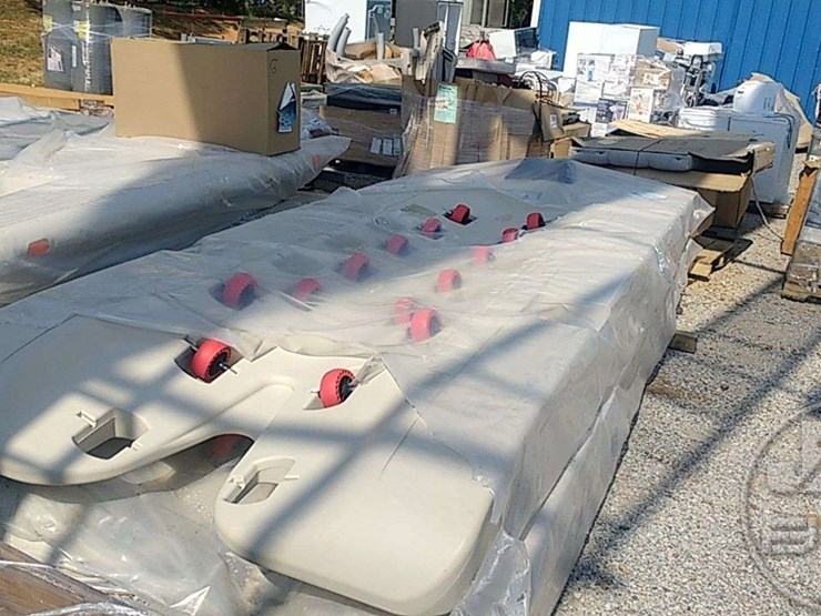 WAVE ARMOR APEX 6 FLOATING JET SKI DOCK 72" X Lot 2801, LATE SPRING