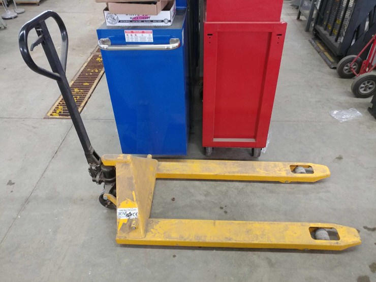265 • TUV PALLET JACK 4400 LB CAPACITY Lot 265, SANDY & MARK ELWOOD