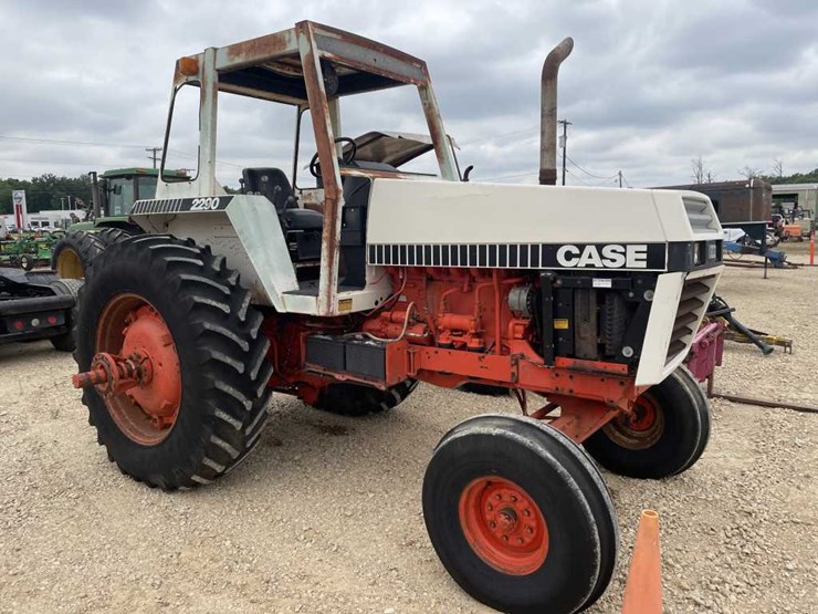 Case 2290 Tractor Lot 255, Farm Equipment Auction, 5/26/2022, Mid