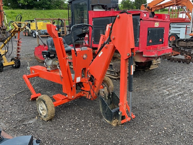 DR PULL BEHIND BACKHOE Lot 2099, 13th Annual 3 Day Summer Absolute
