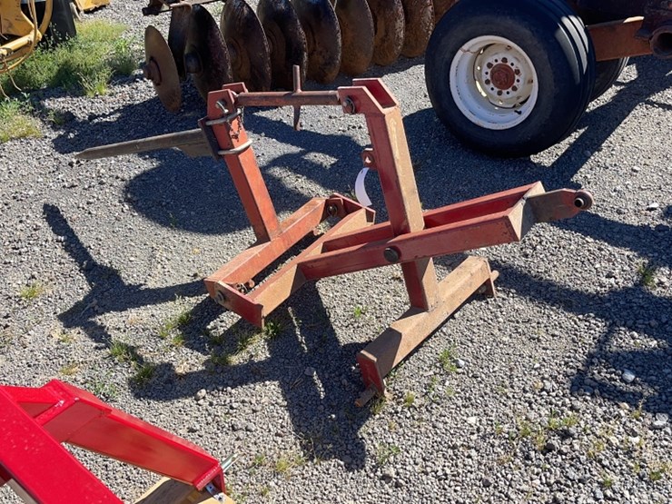 3PT HITCH HAY SCISSOR WITH SPEAR Lot 4263, 13th Annual 3 Day Summer