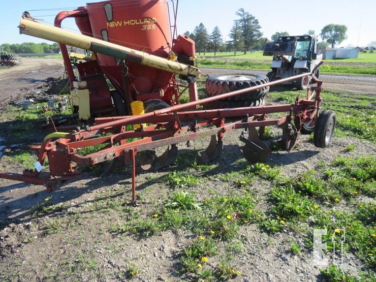 INTERNATIONAL 540 Lot , Pocahontas Machinery Auction Ring 2, 6/8/2022, Sale Barn Realty and