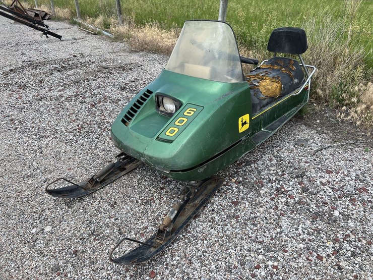 JOHN DEERE 600 Snowmobile Lot 133, EASTERN NEBRASKA'S LARGE LATE