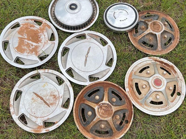 ford hubcaps Lot 247, 2022 Summer Consignment, 6/14/2022, Ken