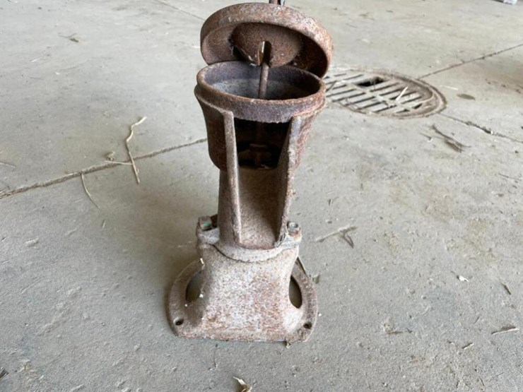 Vintage hand pump Lot 389, YPSILANTI EQUIPMENT AUCTION, 6/14/2022