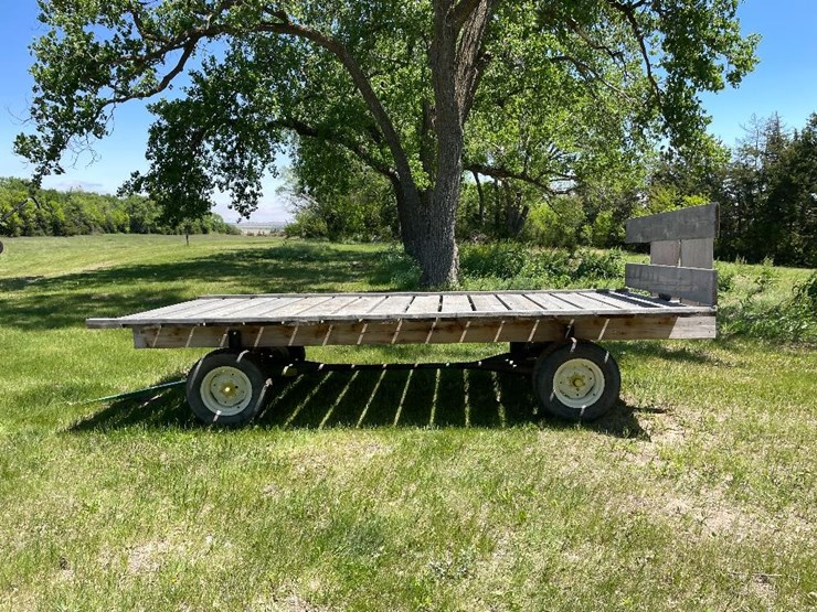 John Deere Flatbed Wagon Lot HI0959, Jun 29, 2022 Equipment