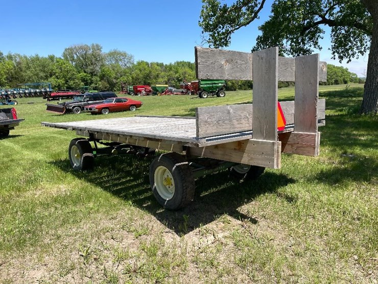 John Deere Flatbed Wagon Lot HI0959, Jun 29, 2022 Equipment