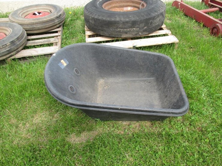 Plastic wheelbarrow tub Lot 17, June Machinery, Outdoor, Tools