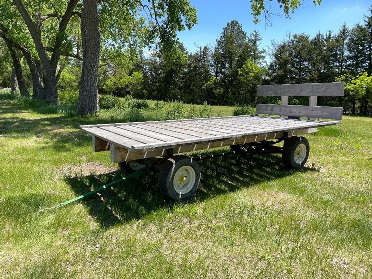 John Deere Flatbed Wagon Lot HI0959, Jun 29, 2022 Equipment