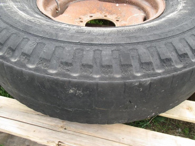 Manure spreader tire with 8bolt rim Lot 16, June Machinery, Outdoor