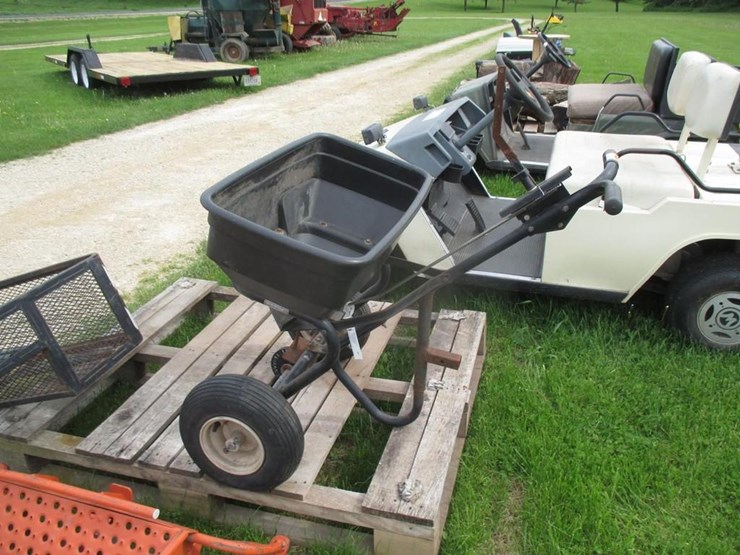 AgriFab 125 broadcast spreader Lot 28, June Machinery, Outdoor