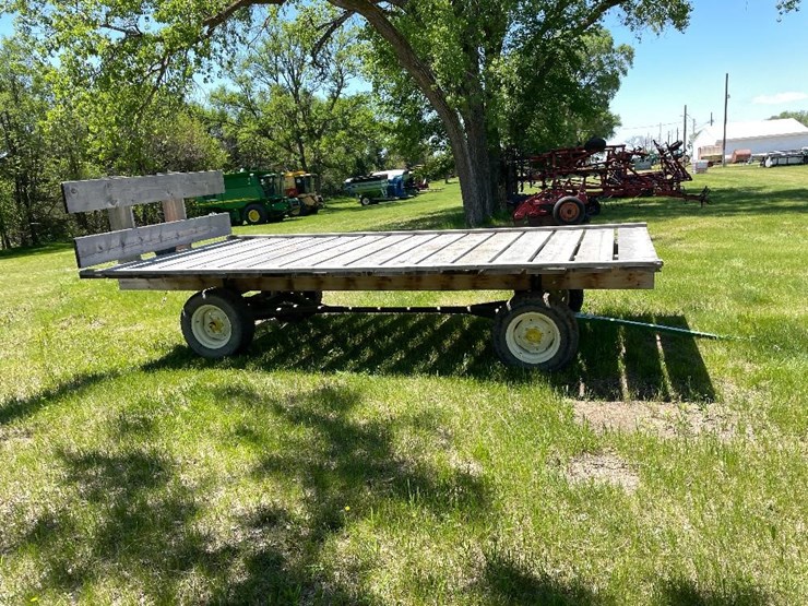 John Deere Flatbed Wagon Lot HI0959, Jun 29, 2022 Equipment
