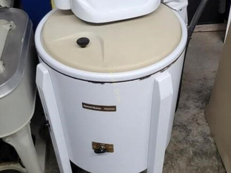 Speed Queen round top wringer wash machine Lot 1072, June Online