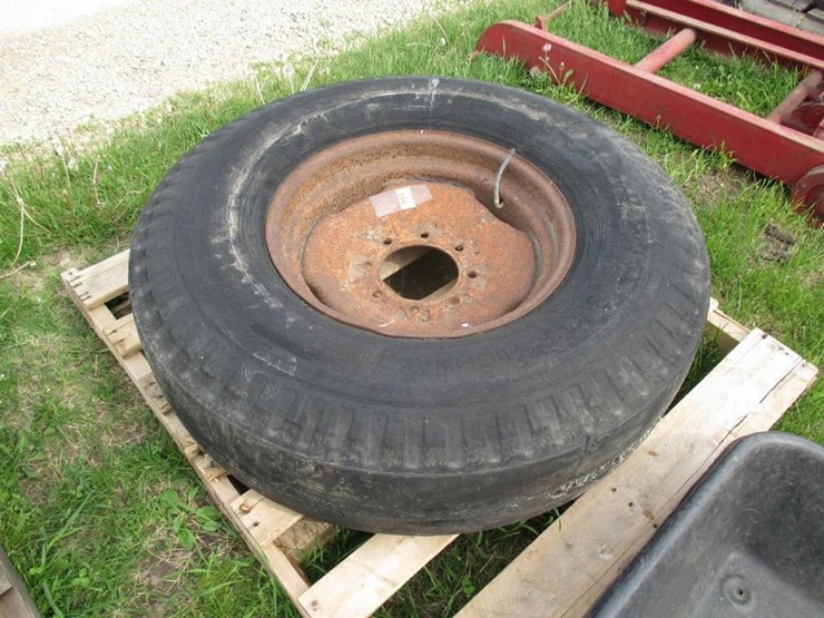 Manure spreader tire with 8bolt rim Lot 16, June Machinery, Outdoor