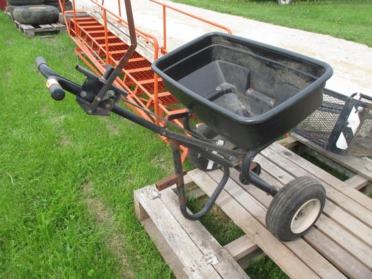 AgriFab 125 broadcast spreader Lot 28, June Machinery, Outdoor