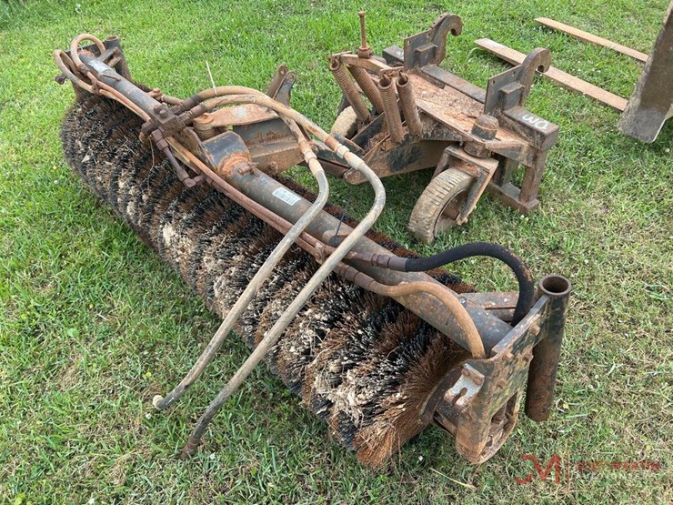 BROOM ATTACHMENT, BACKHOE ATTACHMENT, EXTRA BRUSHES Lot 5262, PANDLE
