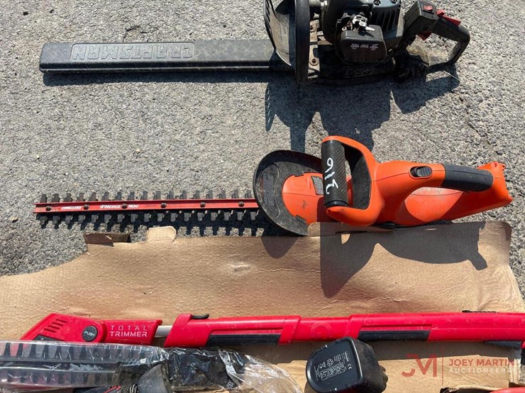 BLACK AND DECKER BATTERY POWERED HEDGE TRIMMER Lot 316, PANDLE INC