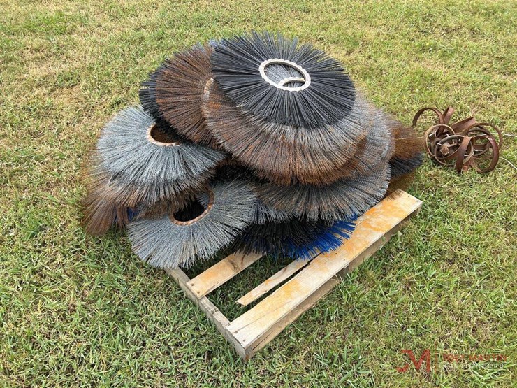 BROOM ATTACHMENT, BACKHOE ATTACHMENT, EXTRA BRUSHES Lot 5262, PANDLE