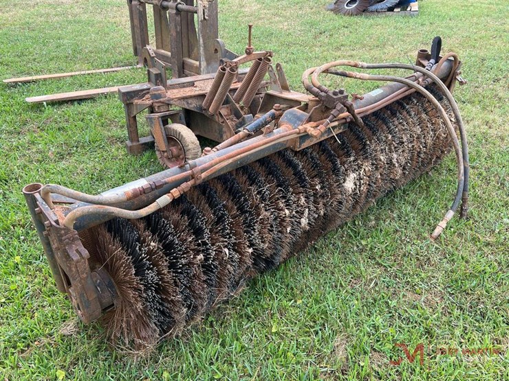 BROOM ATTACHMENT, BACKHOE ATTACHMENT, EXTRA BRUSHES Lot 5262, PANDLE