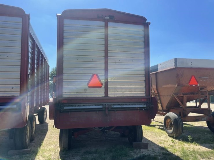 H&S 18' Chopper box Lot 99, June Online Farm Consignment, 6/30/2022
