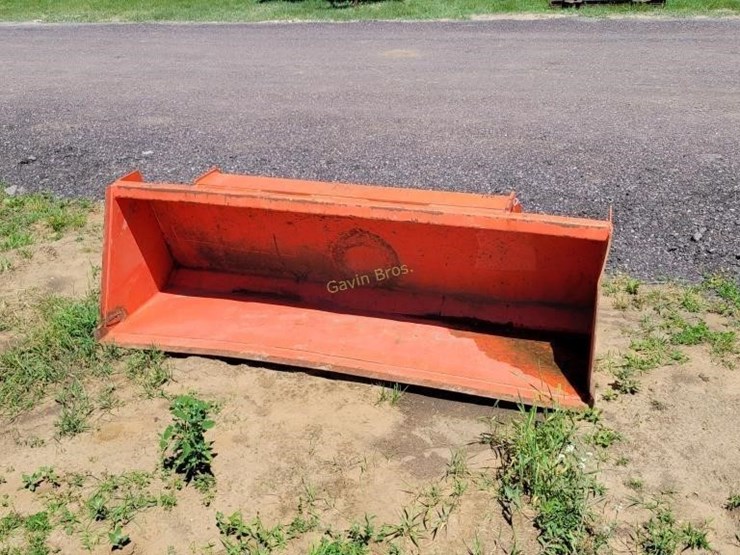 Kubota mdl L2236 Bucket Lot 221, June Online Farm Consignment, 6/30