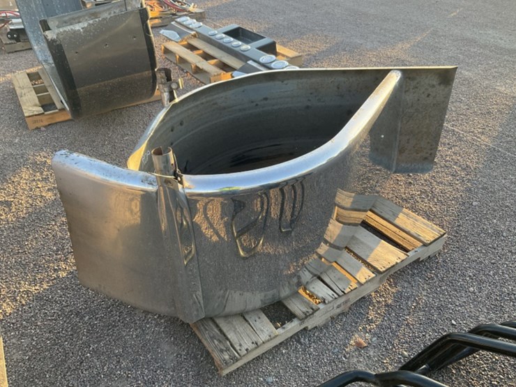 SEMI TRUCK HALF FENDERS Lot 1096, WSM Timed Auction Only), 7