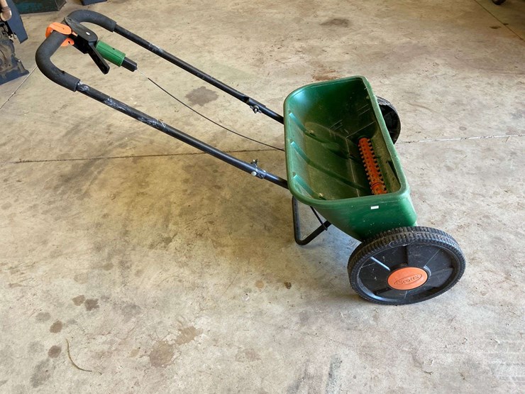 Scotts Accu Green 3000 Fertilizer Spreader Lot 10432, Agriculture