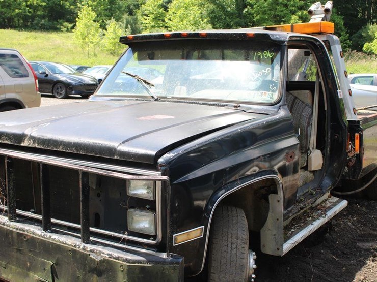 1986 GMC 3500 Lot 42, Salvage Vehicle, Truck & Equipment Auction, 7