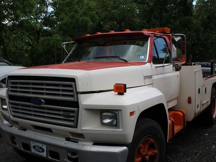 1987 FORD F700 Lot 12, Salvage Vehicle, Truck & Equipment Auction, 7