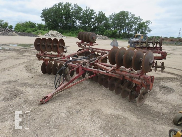 MASSEYFERGUSON 520 Lot , Pocahontas Machinery Auction Ring 2, 8/10/2022, Sale Barn Realty
