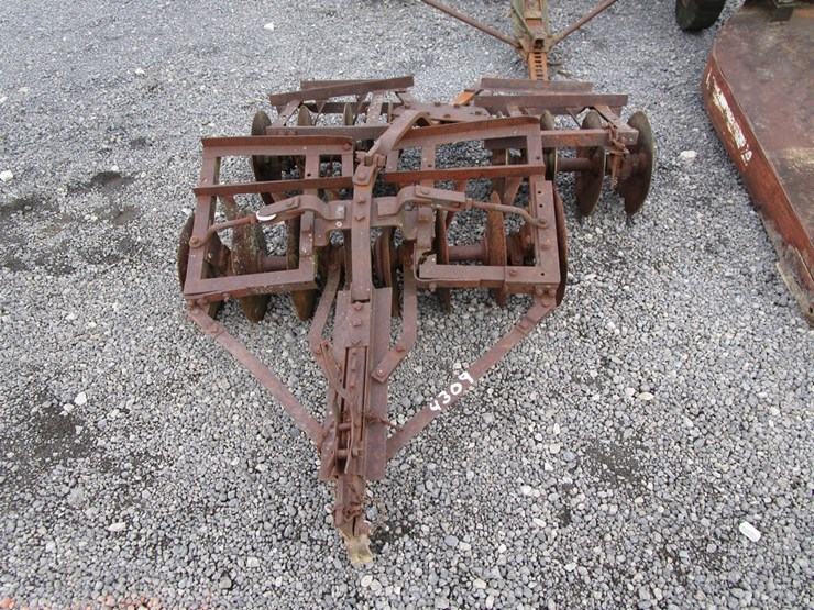 CUB FARMALL DRAG DISC Lot 4309, Powell Farms Inc 2 Day consignment