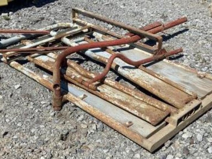 Cattle Head Gate Lot 2053, August 2022 Farm & Heavy Equipment