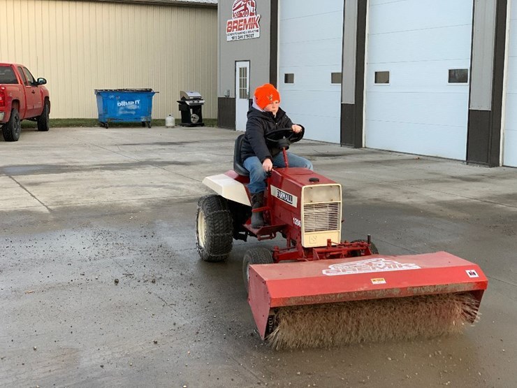 1974 GRAVELY 812 Lot 1082, 2022 GARDEN TRACTOR CONSIGNMENT AUCTION