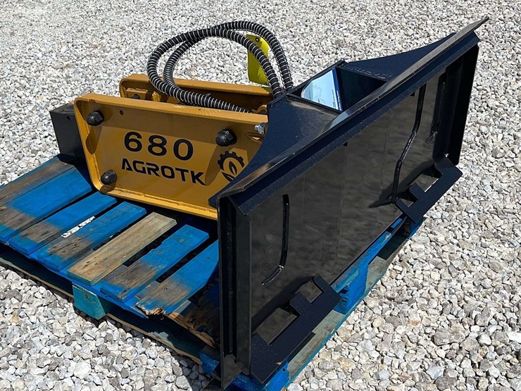 Unused Agrotk 680 skid steer hydraulic hammer Lot 233, Summer Online