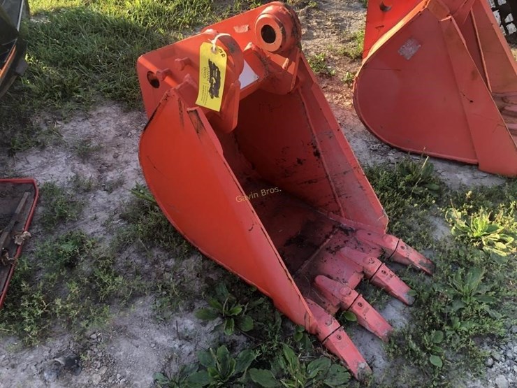 Kubota Backhoe Bucket Lot 585a, August Farm Consignment, 8/25/2022