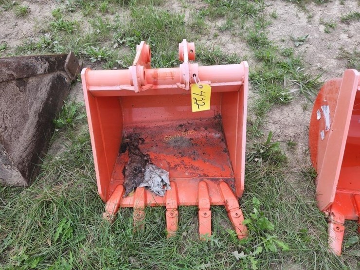 Kubota Backhoe Bucket Lot 422, August Farm Consignment, 8/25/2022