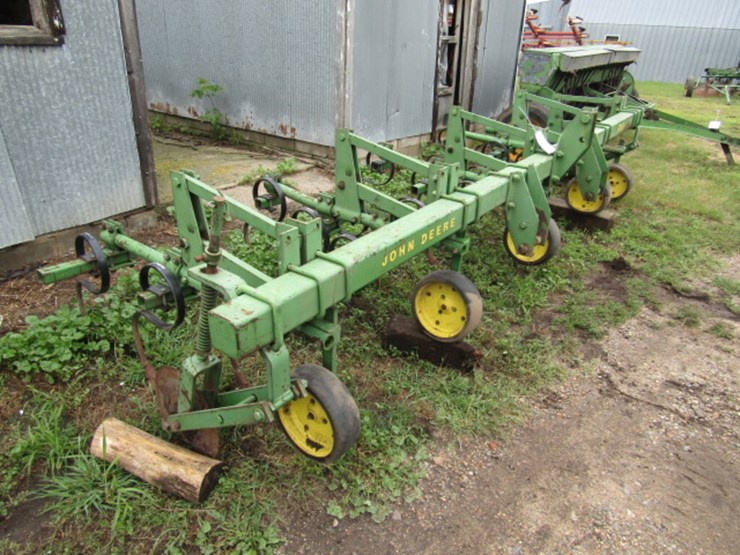 JOHN DEERE RM Lot 877, Large Upsala MN Farm Estate Sale, 8/26/2022