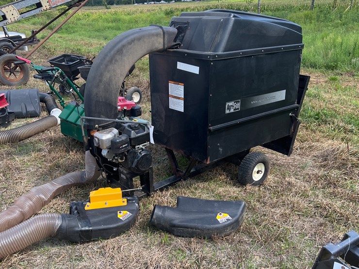 862 • AGRIFAB MOWNVAC TOW BEHIND LAWN VACUUM Lot 862, August