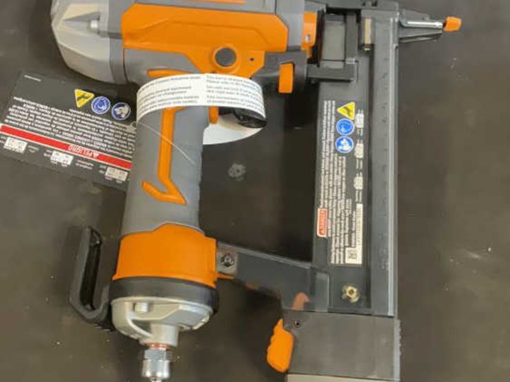 Ridgid 11/2" Pnuematic Finish Stapler R150FSF3 Lot 908b, August