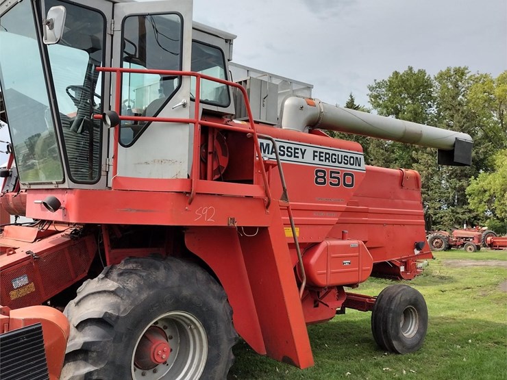 1984 MASSEYFERGUSON 850 Lot 591, Farm Machinery Reduction Auction