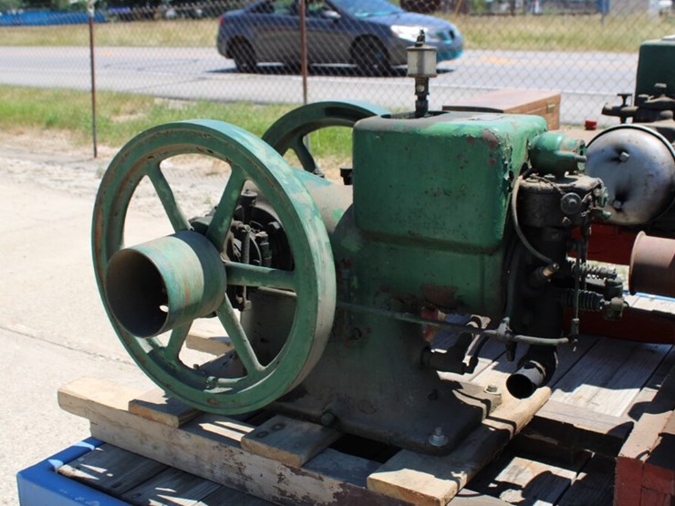 27690IH HIT & MISS ENGINE Lot 27690, 39TH ANNUAL LABOR DAY AUCTION